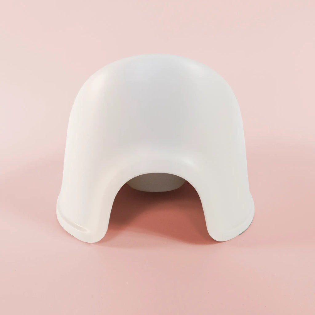 Ergonomisk barnpotta för potträning. Trygg och smidig design med stänkskydd, tillverkad i giftfri plast och enkel att tömma och rengöra.