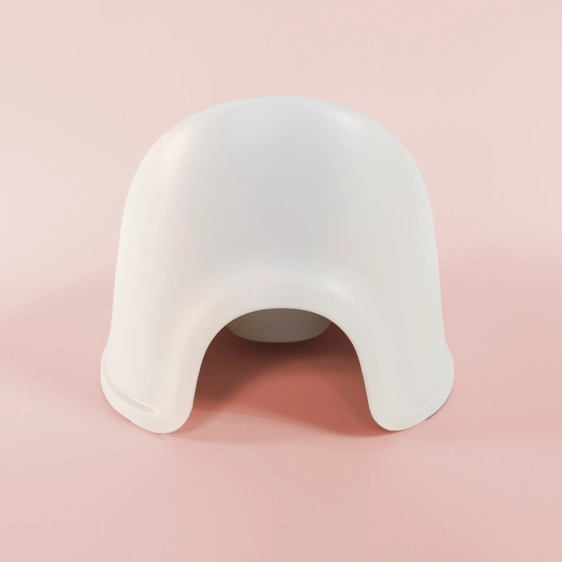 Ergonomisk barnpotta för potträning. Trygg och smidig design med stänkskydd, tillverkad i giftfri plast och enkel att tömma och rengöra.