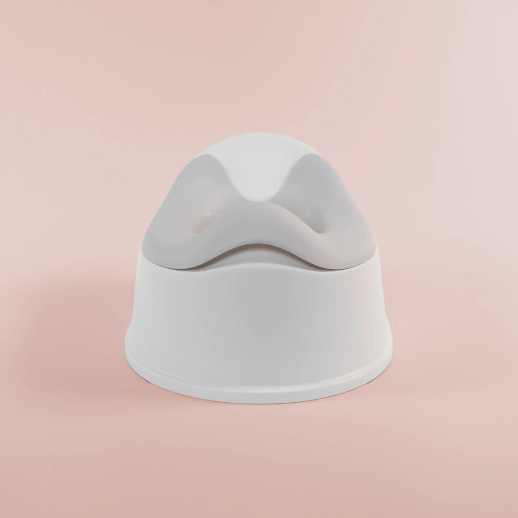 En ergonomisk potta. Trygg och smidig design i giftfri plast med smart stänkskydd, enkel att tömma och lätt att rengöra.