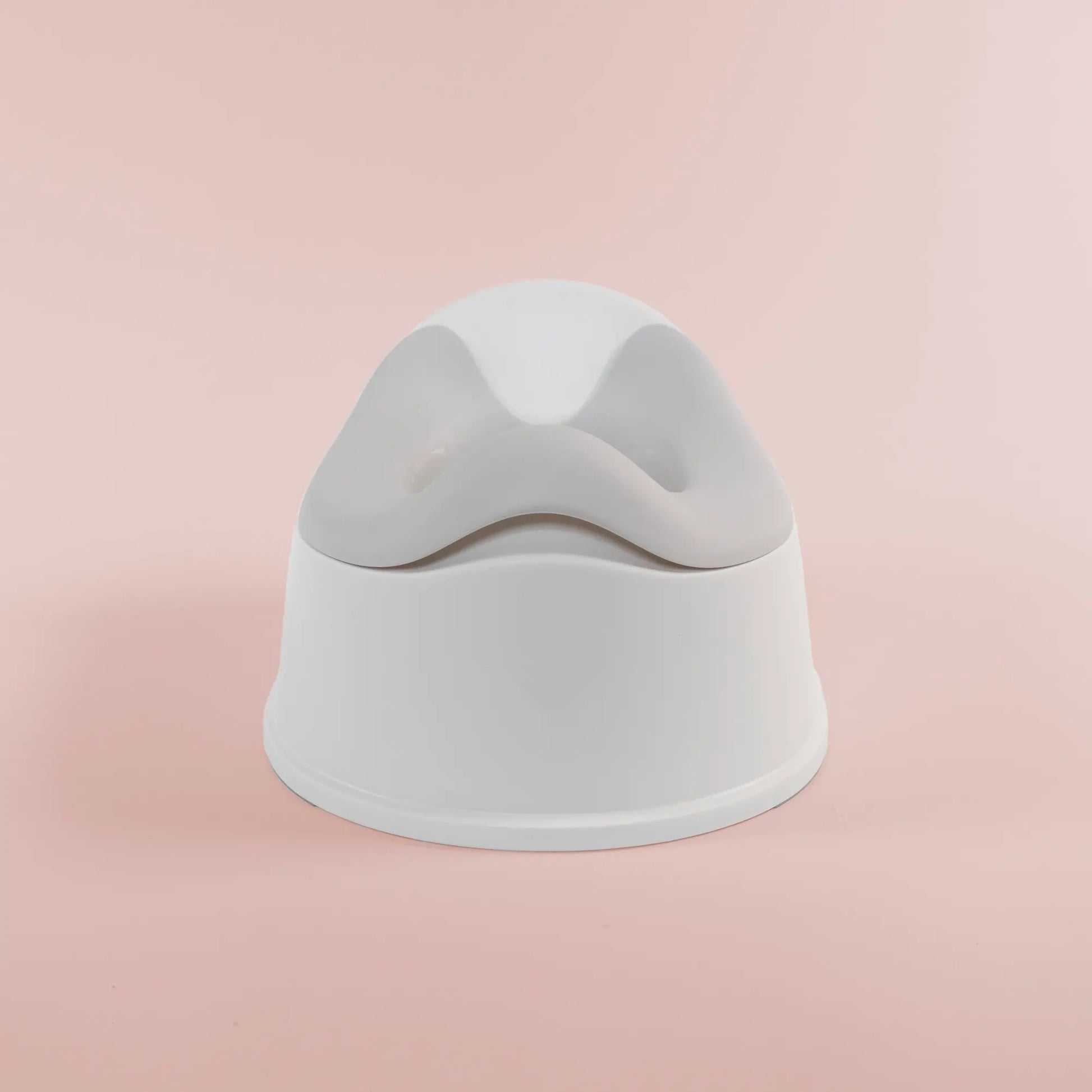En ergonomisk potta. Trygg och smidig design i giftfri plast med smart stänkskydd, enkel att tömma och lätt att rengöra.