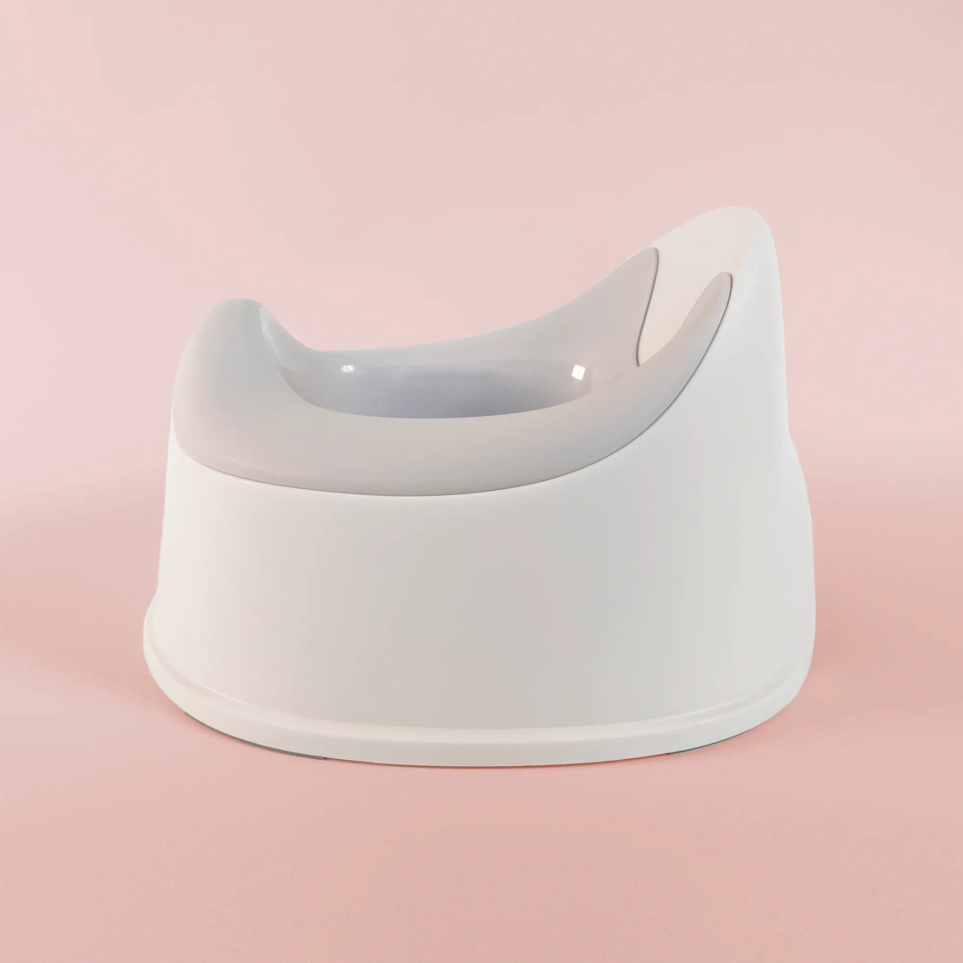 Smidig och trygg potta för barn med ergonomisk design, smart stänkskydd och lätt att tömma och rengöra, tillverkad i giftfri plast.